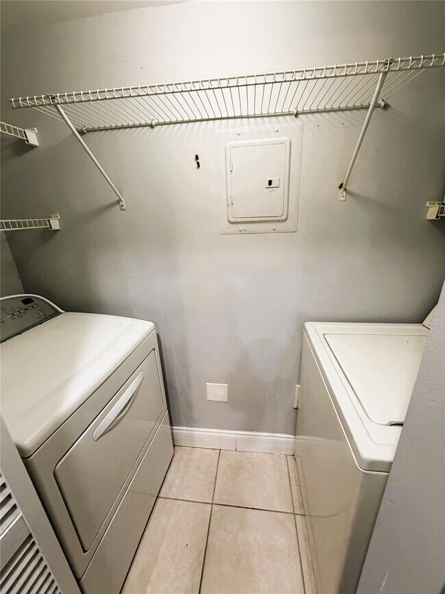 Foto del edificio - 4820 N State Rd 7