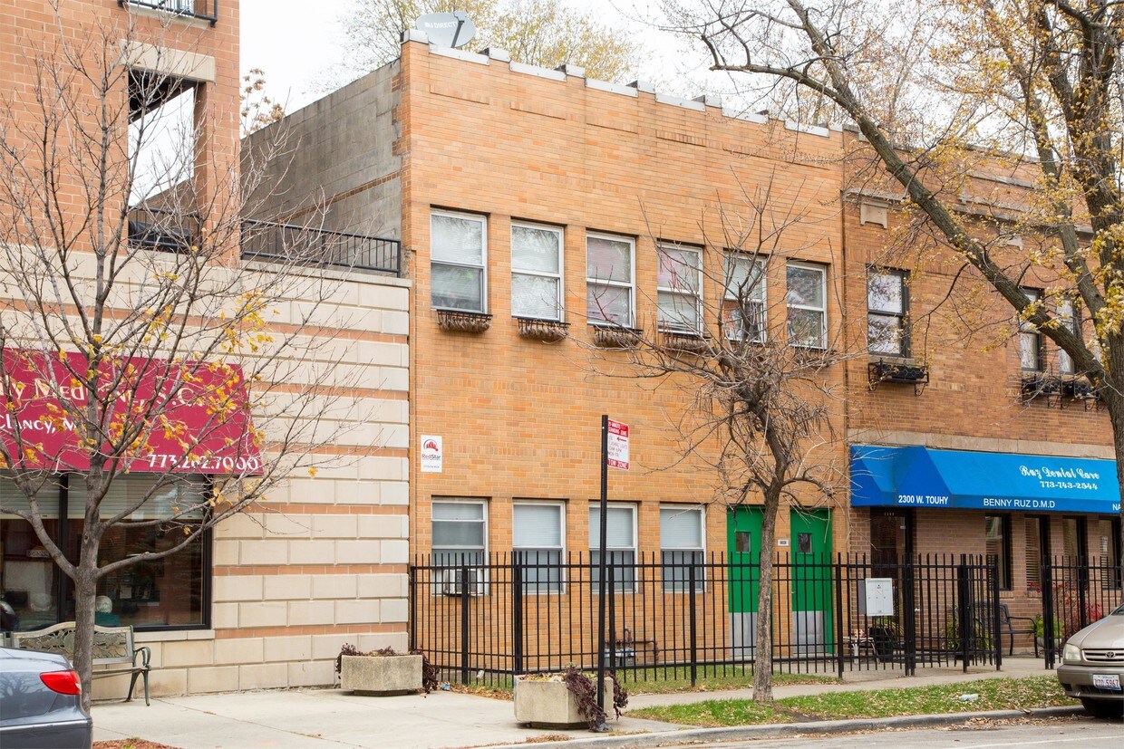 Primary Photo - 2302 W Touhy Ave