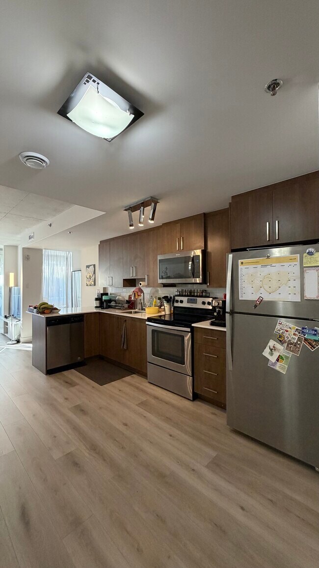 Building Photo - 1050 Boul René-Lévesque E