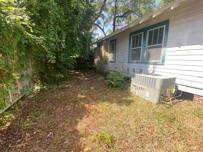 Building Photo - 1108 Hays St
