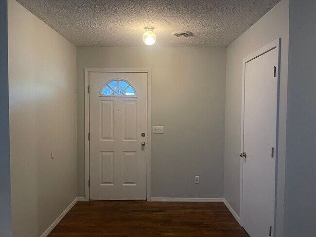 Building Photo - Beautiful 3 bedroom 2 bath in great location.