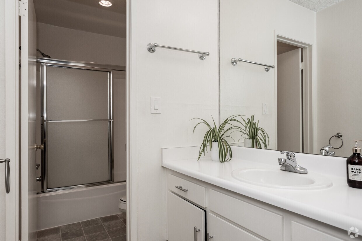 Glen Arbor Villas Apartments in Los Angeles, CA Westside Rentals