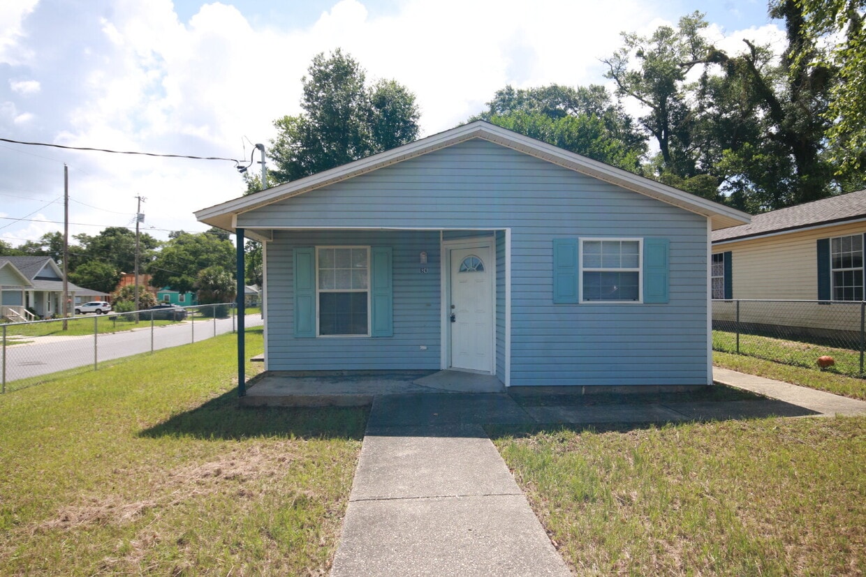 Primary Photo - 3 Bedroom Home with Fenced Yard Near Downt...