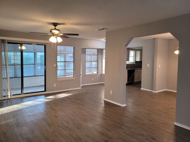 Foto del edificio - Lovely 3BD Home with Incredible Yard