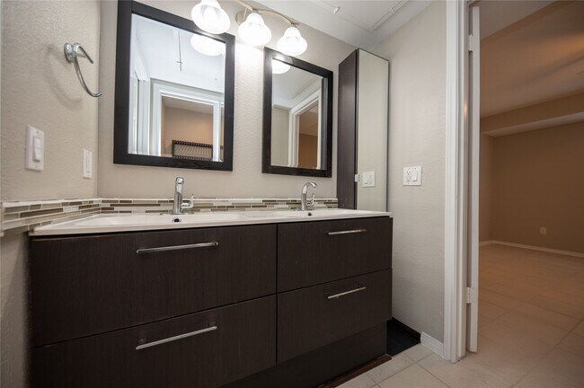 Foto del edificio - 1880 White Oak Dr