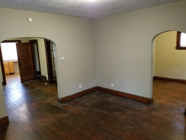 Building Photo - 1144 w Jefferson Blvd