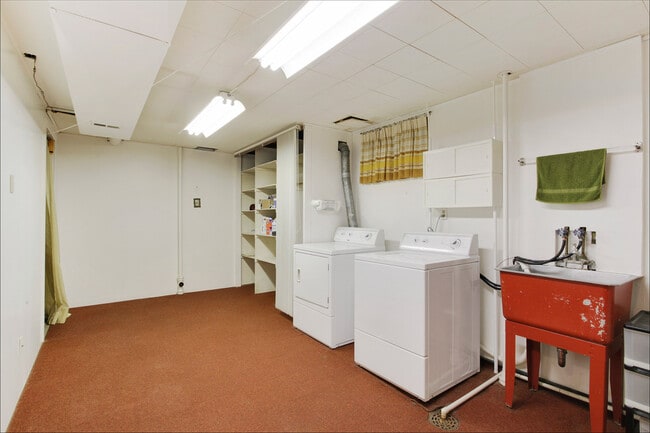 Building Photo - 6741 E La Salle Pl