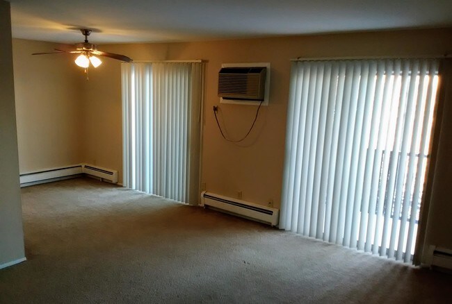 Foto del edificio - 23700 W Warren Ave