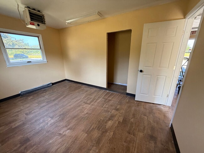 Building Photo - 207 W Walnut St