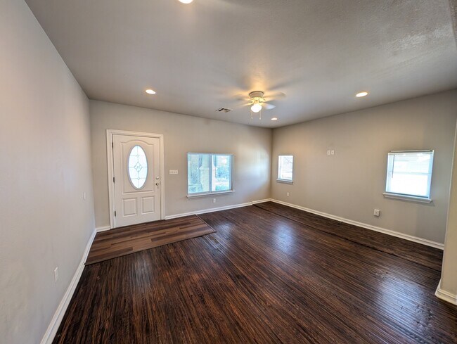 Foto del edificio - 2235 E 10th St