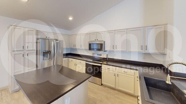 Foto del edificio - 12211 W Hadley St