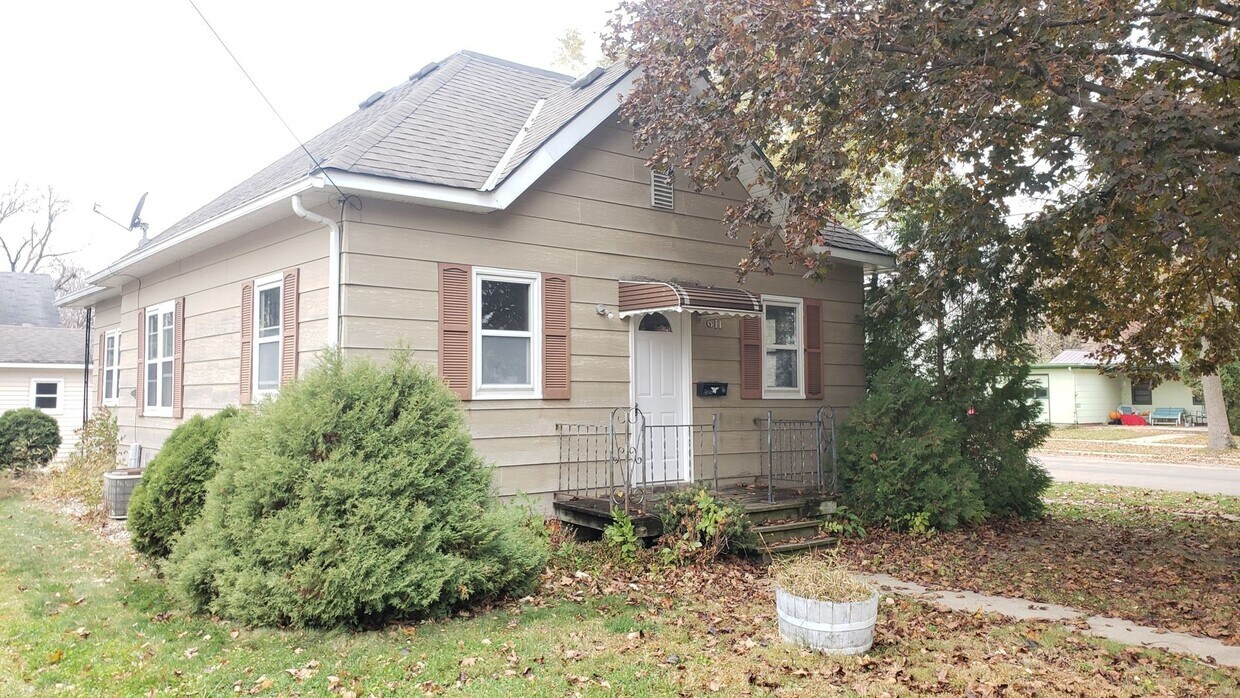 Primary Photo - True main floor living in this cute home!