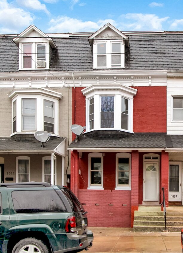 Foto principal - Spacious 4 Bedroom, 1 Bath Home in North York!