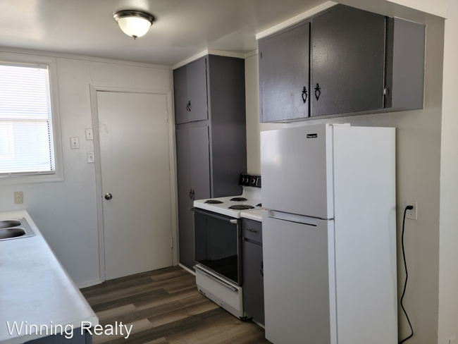 Building Photo - 2 br, 1 bath House - 180 North Jones Street 2