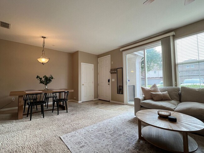 Foto del edificio - CLEAN AND COZY, 2 BED, 2.5 BATHS, WITH DEN