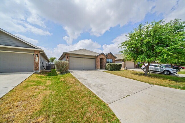 Foto del edificio - Modern 4-Bed Home with Open Layout in New Braunfels - Realtor Commission: $500