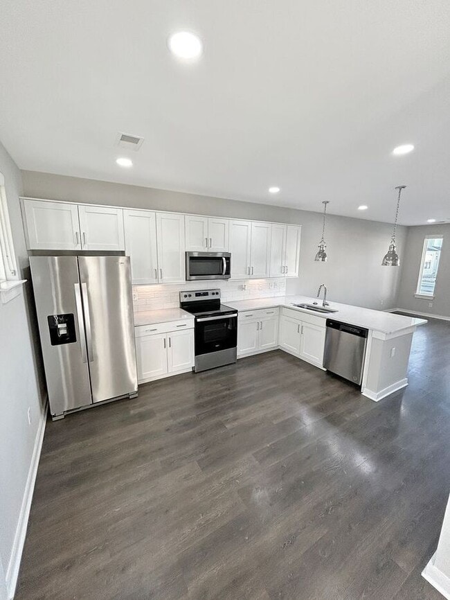 Building Photo - Modern 3-Bedrooms Townhome with Natural Li...
