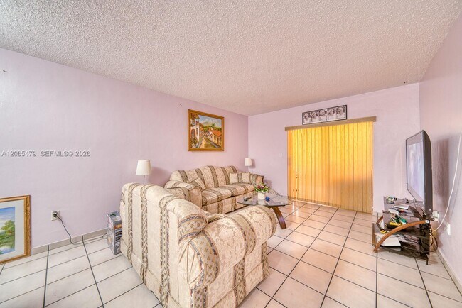 Foto del edificio - 140 Royal Palm Rd