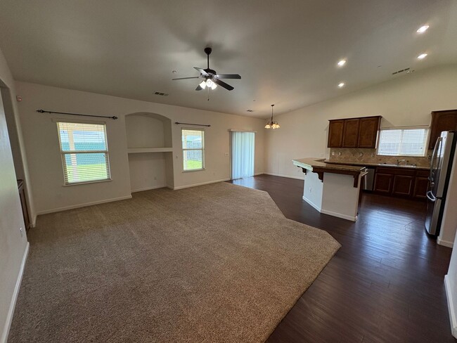 Building Photo - NE Visalia home Available Now!