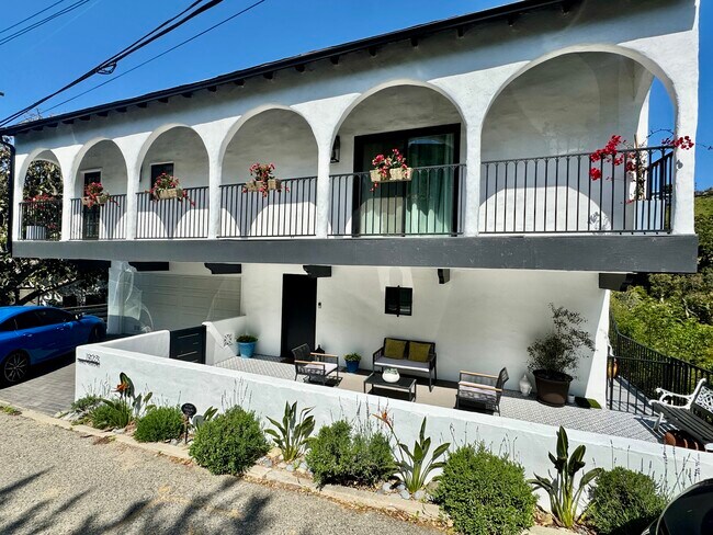 Foto del edificio - 1923 Sunset Plaza Dr
