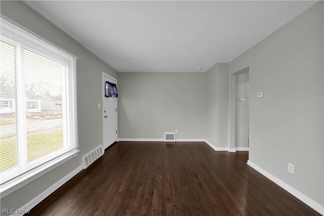 Foto del edificio - 4561 W 148th St