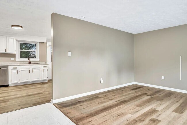 Sala de estar que conduce a la cocina. - 375 Bridgton Rd