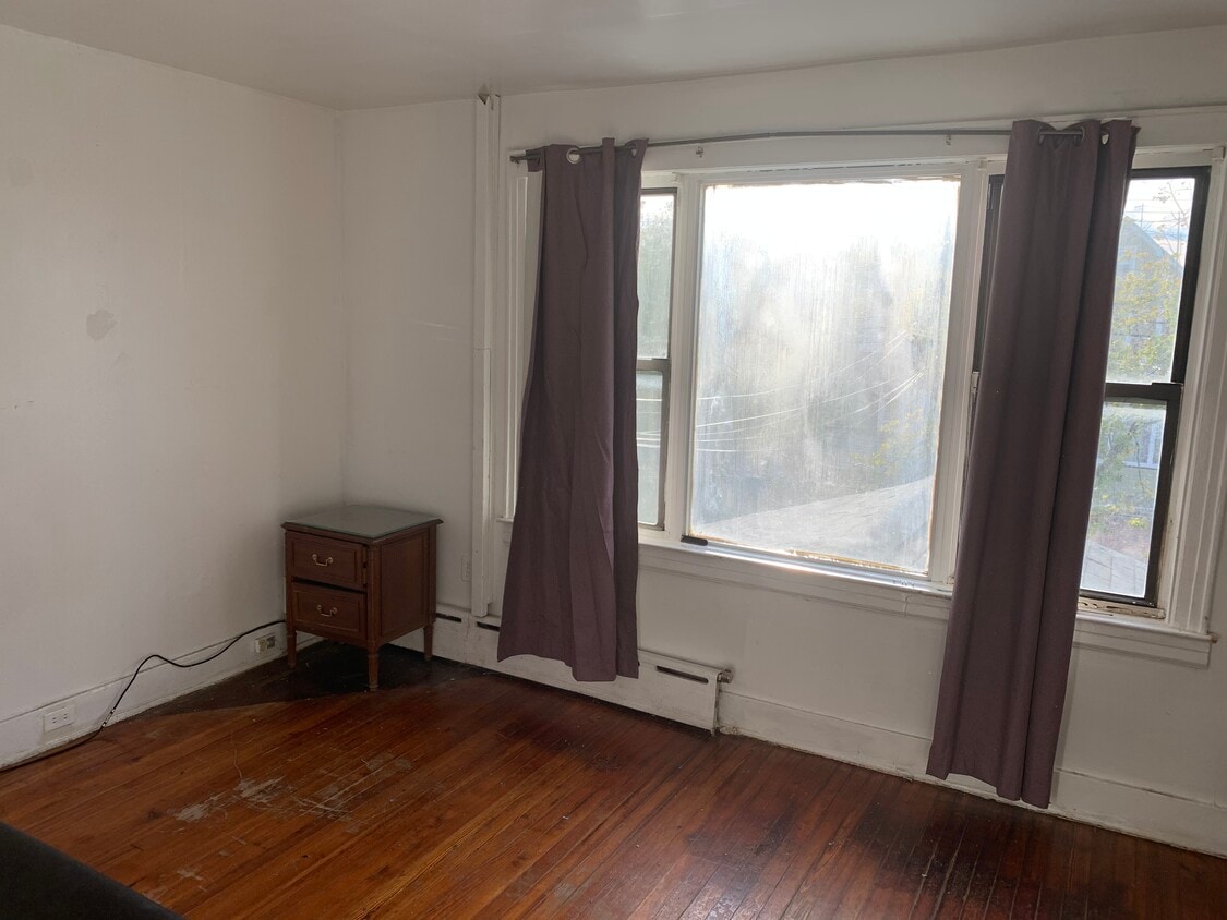 Large bed - 11123 Inwood St (Jamaica, NY)