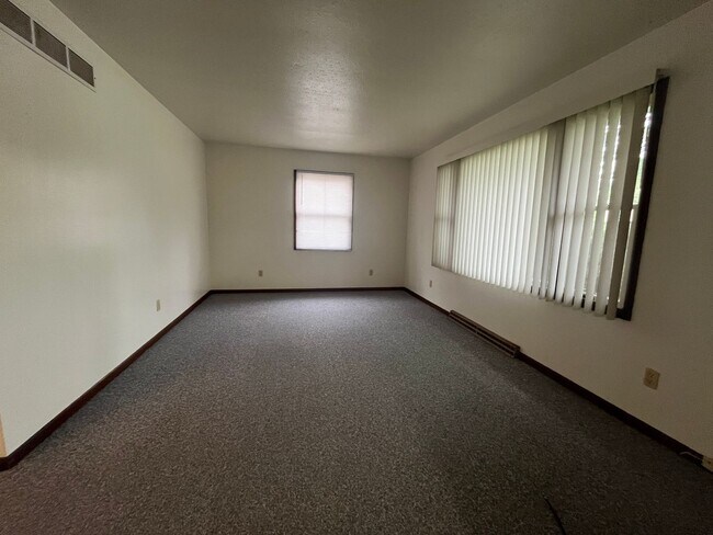 Foto del edificio - 2-Bedroom Single Family Duplex Available for Rent in Goshen's Colonial Farms Subdivision