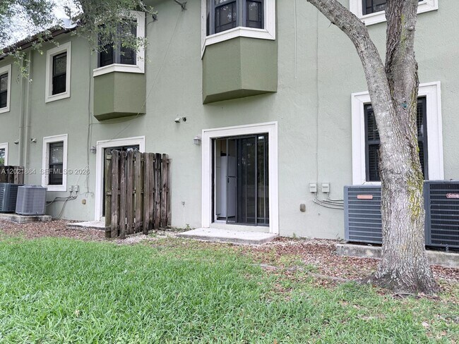 Foto del edificio - 3585 NE 5th St