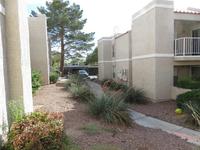 Building Photo - First floor condo in gated community with ...