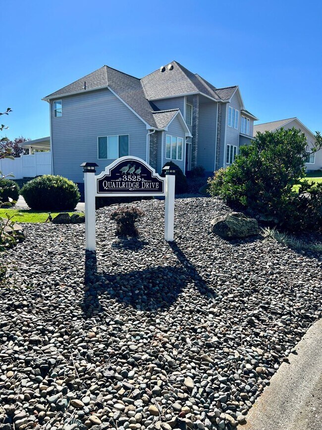 Foto del edificio - Beautiful Two Level Home next to the Clark...