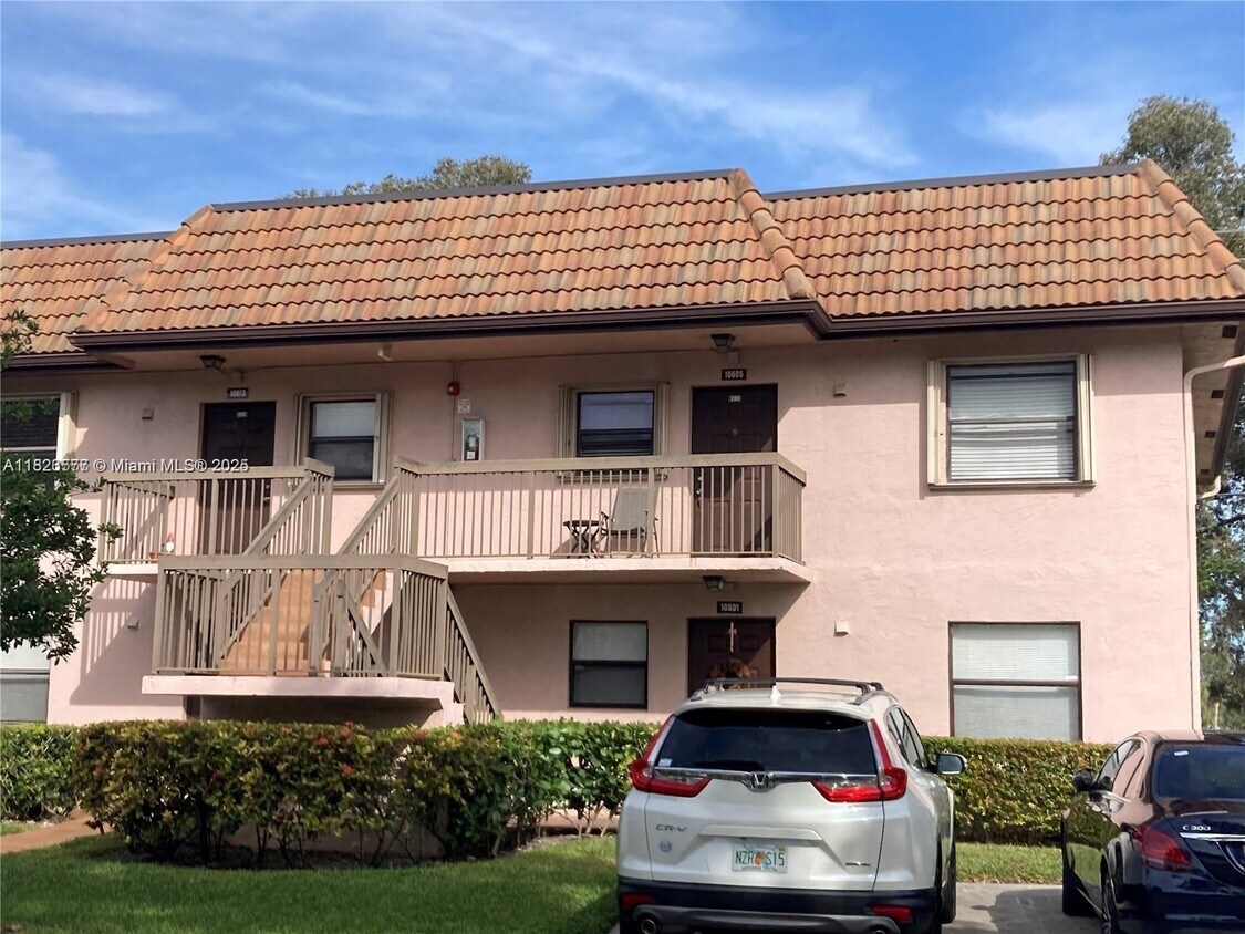 Foto principal - 10605 NW 11th St