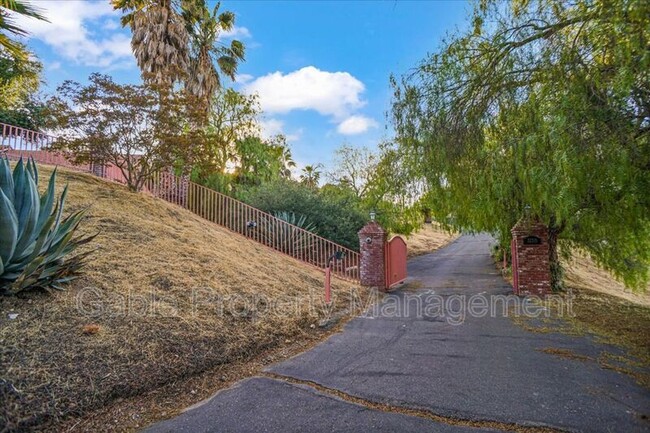 Building Photo - 32315 Agua Dulce Canyon Rd