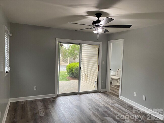 Foto del edificio - 14550 Waterside Dr