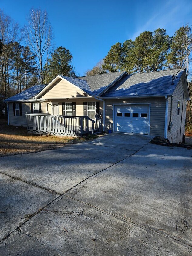 Newly Refurbished West Home House Rental in Villa Rica, GA