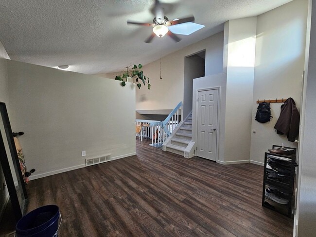 Foto del edificio - 3 Bed 2 Bath In Fountain Valley Ranch!!