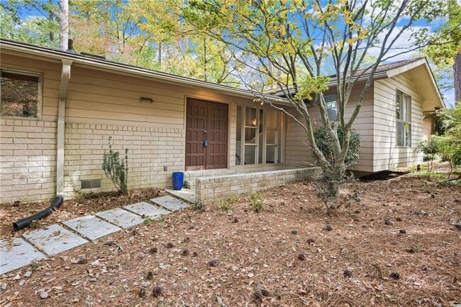 Building Photo - 705 Edgewater Dr NW