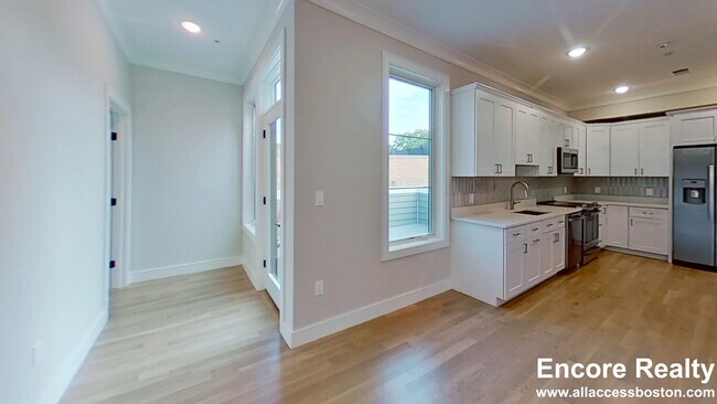 Foto del edificio - 104-106 Warren St. Unit 13