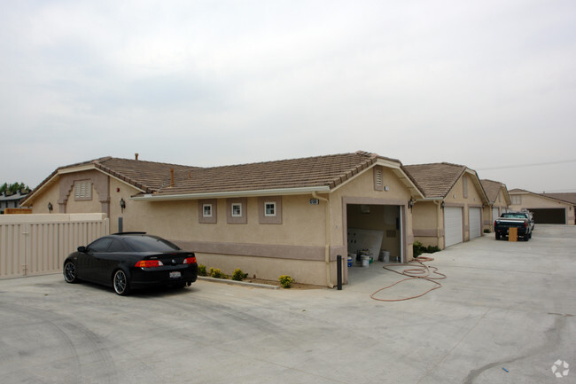 Foto del edificio - Twin Pines Apartments