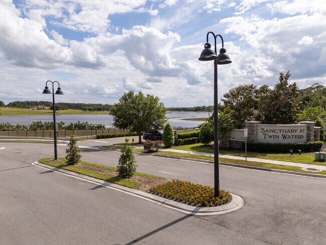 Foto del edificio - "Spacious 4-Bedroom Retreat with 3 Full Baths in Winter Garden's Serene Sanctuary"