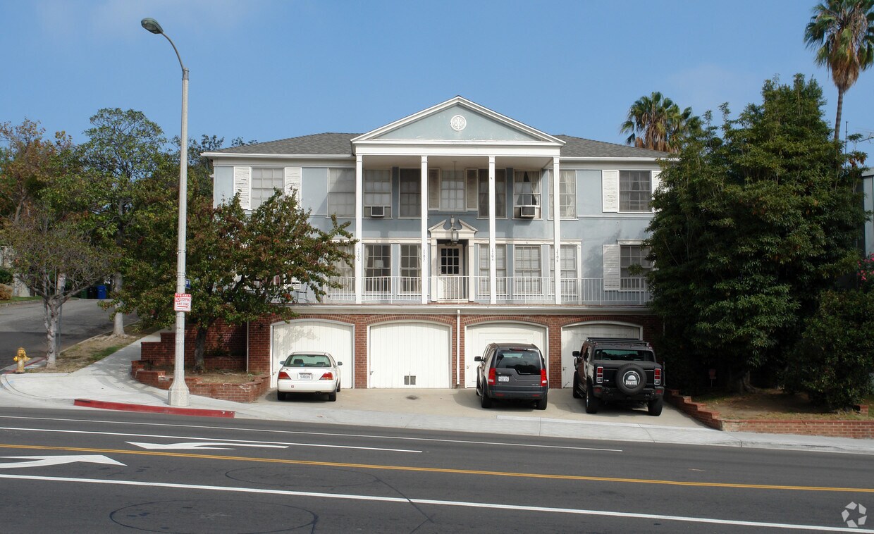 Foto del edificio - 1700 S Beverly Glen Blvd