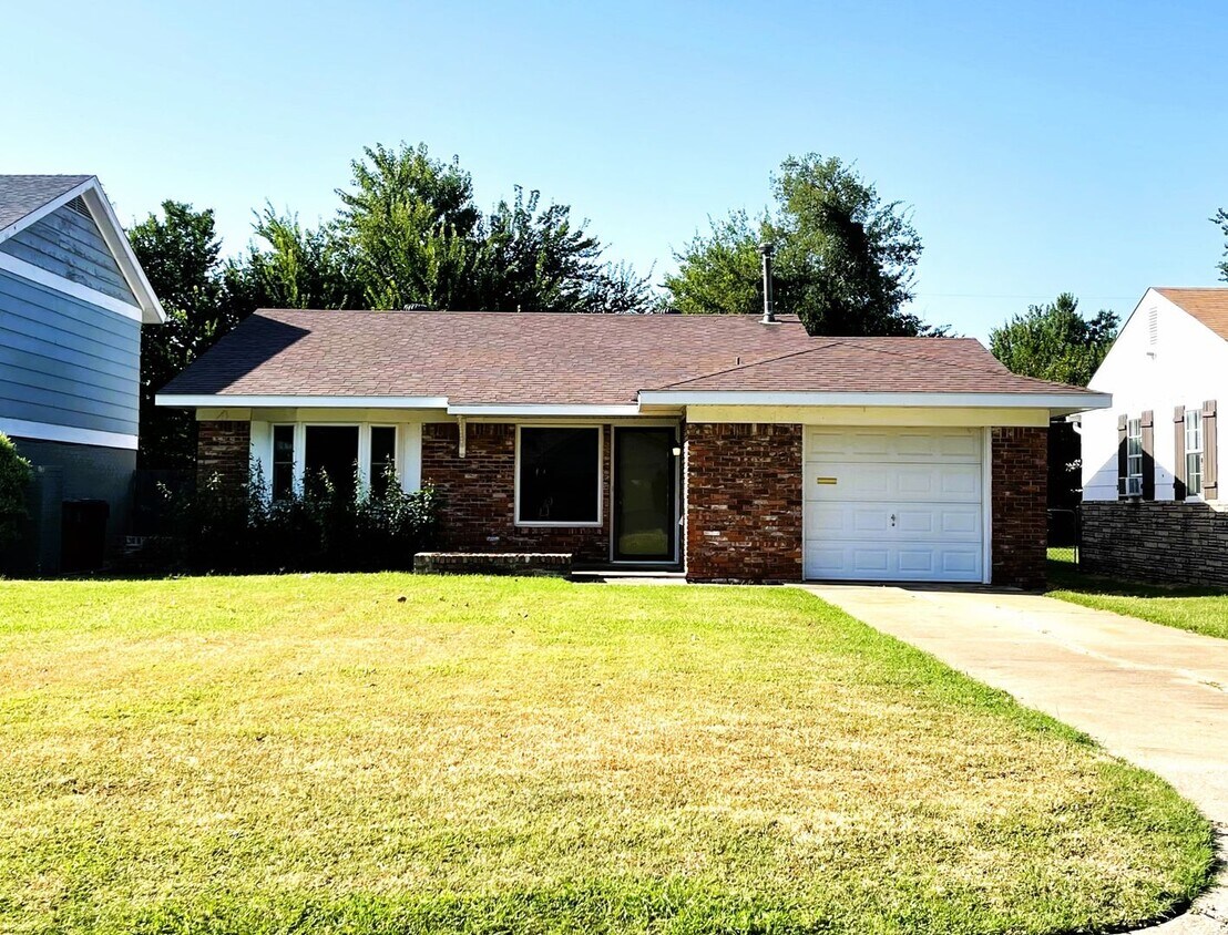 Primary Photo - Cozy Home Near Shopping and Highway Access!