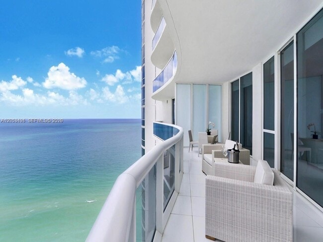 Foto del edificio - 15811 Collins Ave