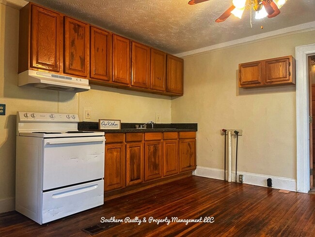 Building Photo - Cherry Street Triplex, Mgm