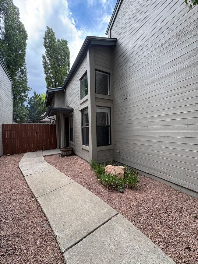 Building Photo - Gorgeous Foxglenn Rental