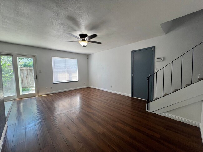 Foto del edificio - For Rent:  2BR/1.5BA Condo Near Fresno Sta...