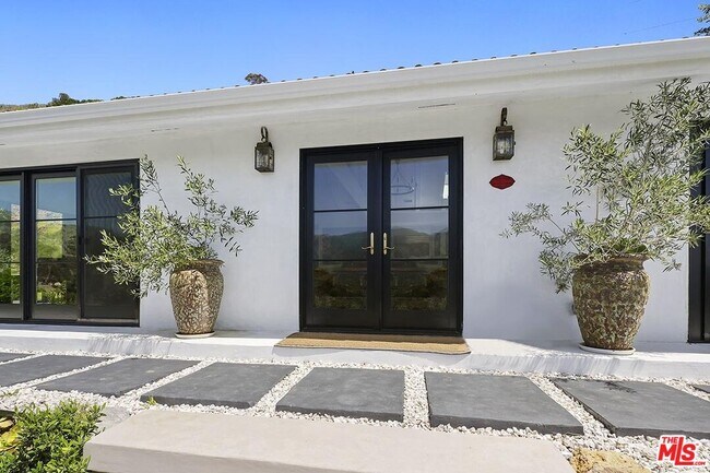 Building Photo - 3560 Serra Rd
