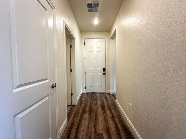 Foto del edificio - LOCATION IS EVERYTHING with this 3bd 2ba c...
