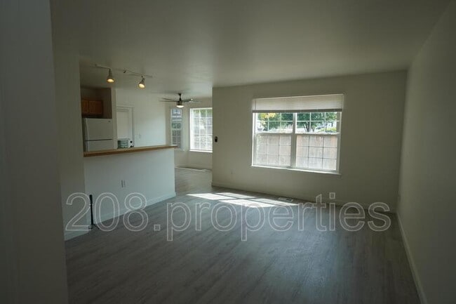 Building Photo - 10041 W Garverdale Ln