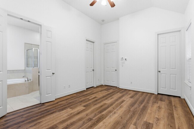 Foto del edificio - 1303 Sherwood Point Ln